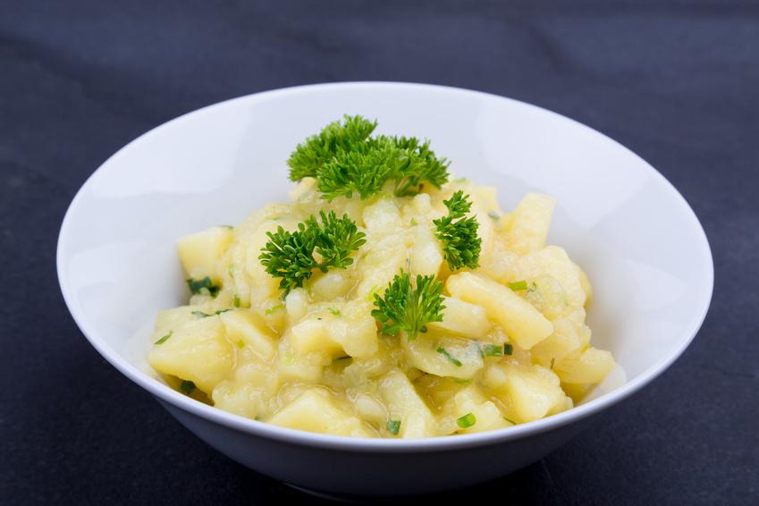 Die Zubereitung eines Kartoffelsalats kann eine echte Herausforderung sein! Hier zeigen wir dir ein Rezept für einen ganz einfachen Kartoffelsalat, der immer gelingt.