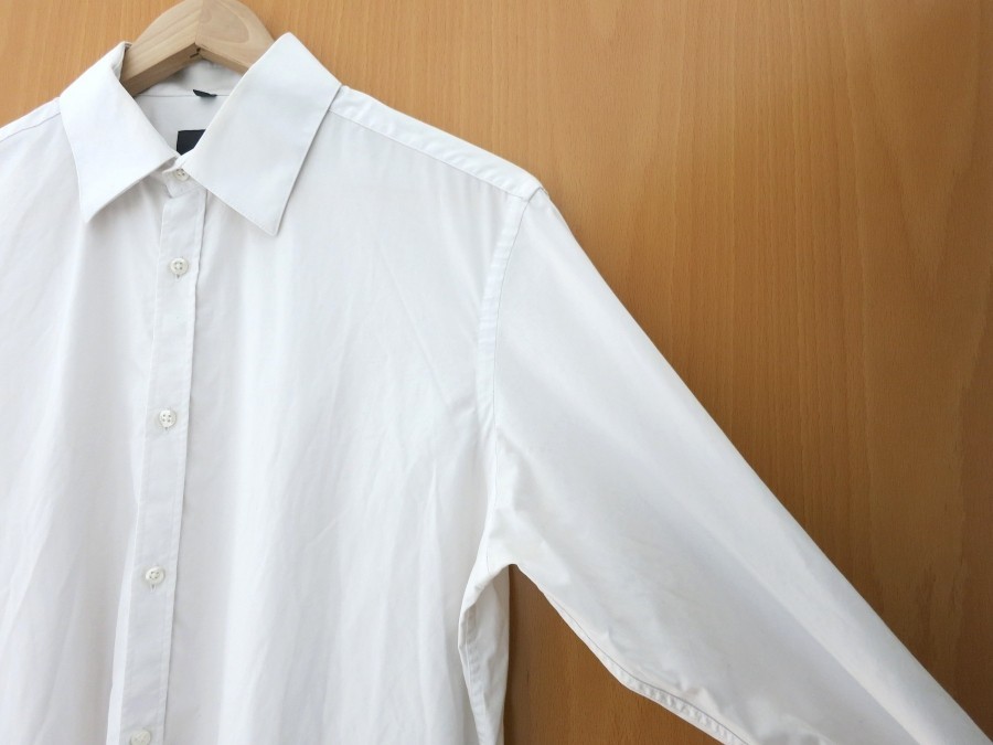 Mit unverdünntem Essig Schweißflecken, zum Beispiel aus Hemd oder Bluse, ganz leicht entfernen.
