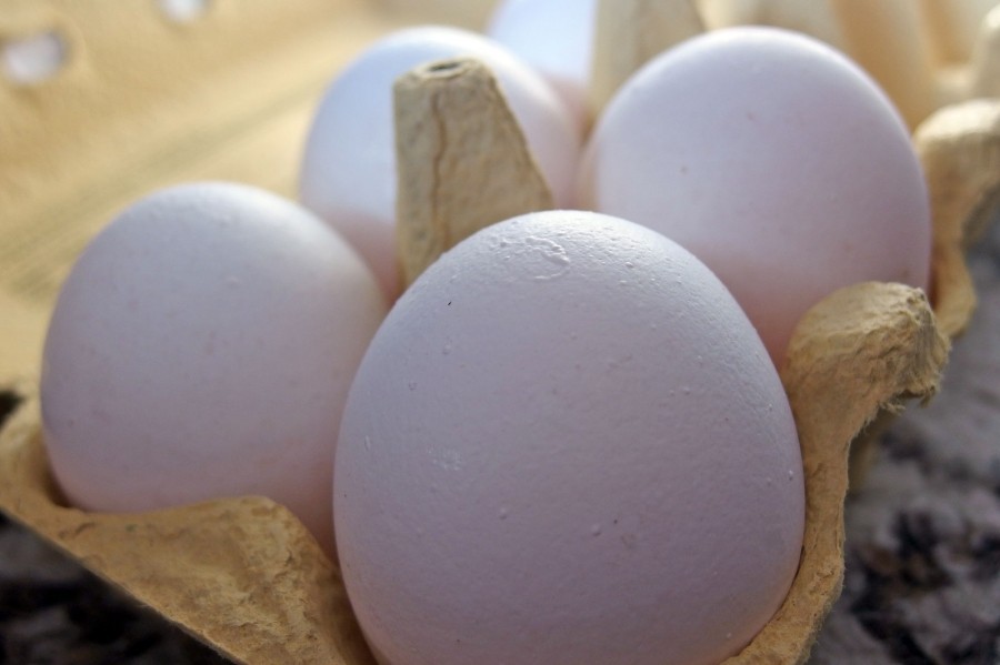 Eier, die eine drei viertel Stunde vor dem Backen aus dem Kühlschrank genommen wurden, lassen sich viel cremiger aufschlagen und ergeben ein größeres Volumen. 