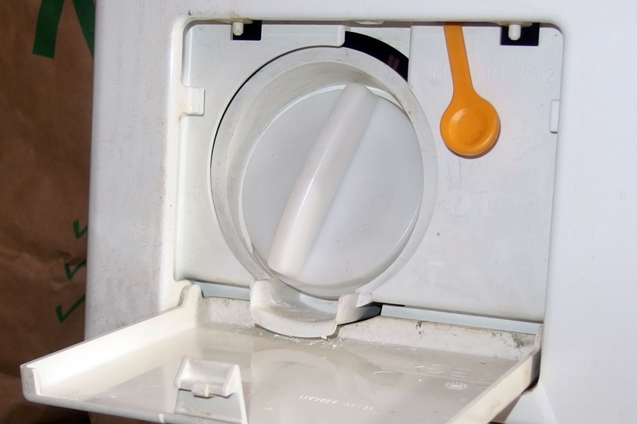 Müffelnde Wäsche nach dem Waschen? Habt ihr denn nachgeschaut, ob ihr noch im Besitz einer Maschine mit Flusensieb seid? Meist unter einer Klappe im unteren Bereich der Frontblende zu finden. - ja, ist da eine? Dann mal die Klappe aufmachen.