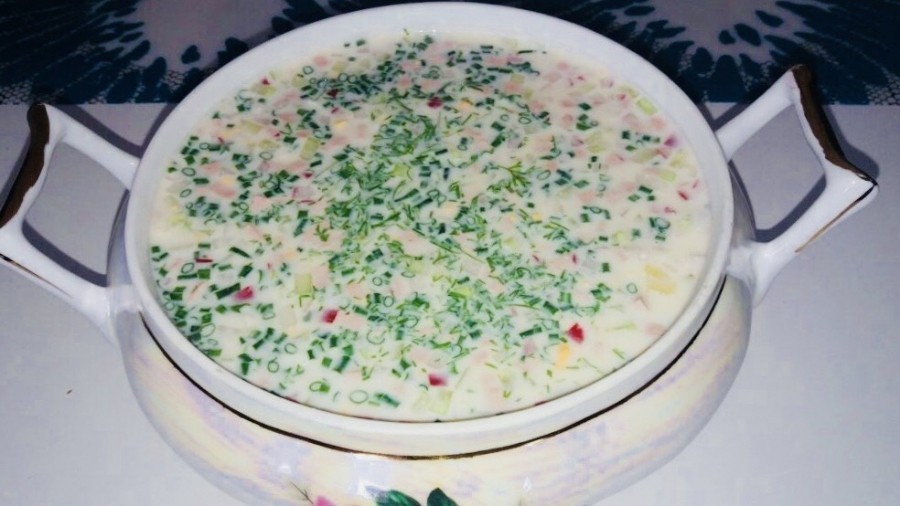 Die kühle ungekochte Sommersuppe aus Radieschen und Gurke ist ganz schnell zubereitet.
