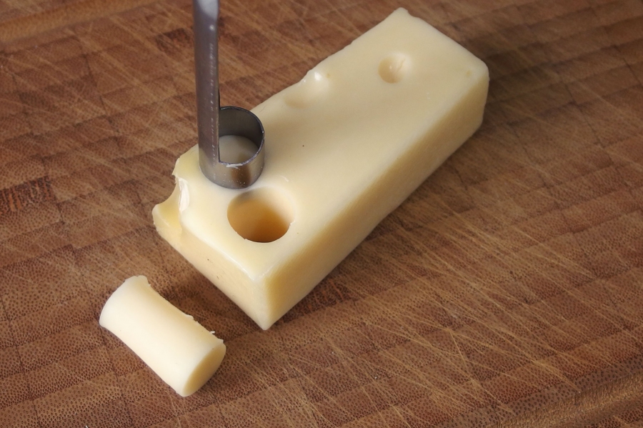 Kleine runde Käse Stückchen mit Apfelausstecher herstellen.