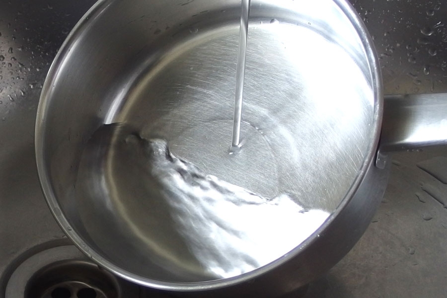 Wenn man den Kochtopf vor dem Milchkochen gut mit kaltem Wasser ausspült, brennt die Milch nicht an.