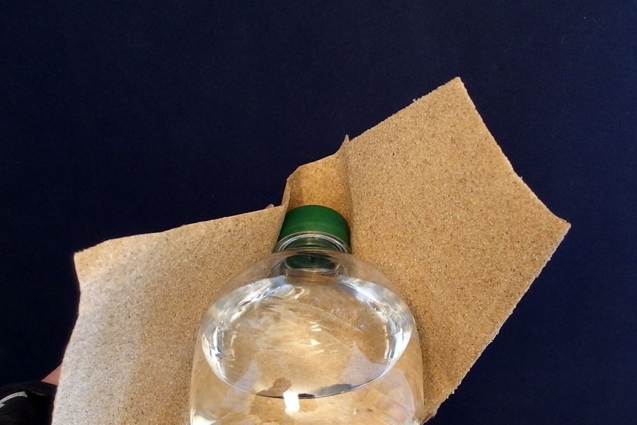 Festsitzende Schraubverschlüsse auf Flaschen leicht öffnen mit Sandpapier.