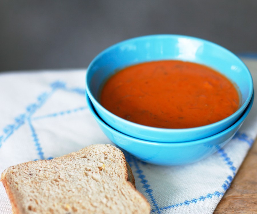 Suppe zu salzig geraten? Mithilfe eines altbackenen Brötchens oder einer Scheibe Weißbrot die Suppe "entsalzen". 