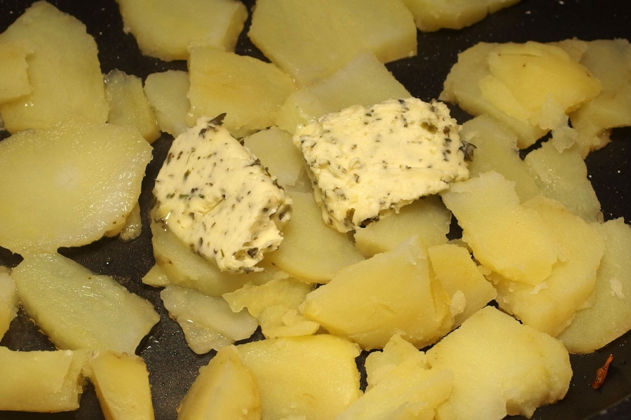 Vom Grillen übriggebliebene Kräuterbutter für Bratkartoffeln verwenden.