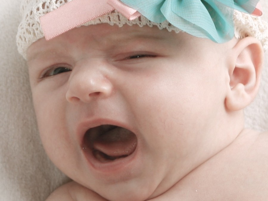 Schreiendes Baby: Wenn man kurz vorm Verzweifeln ist, alles nichts mehr hilft, kann man mit einem Trick das schreiende Baby beruhigen.