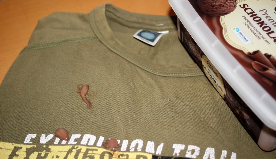 Mithilfe von Vollmilch lassen sich Schokoladeneisflecken aus T-Shirts entfernen.
