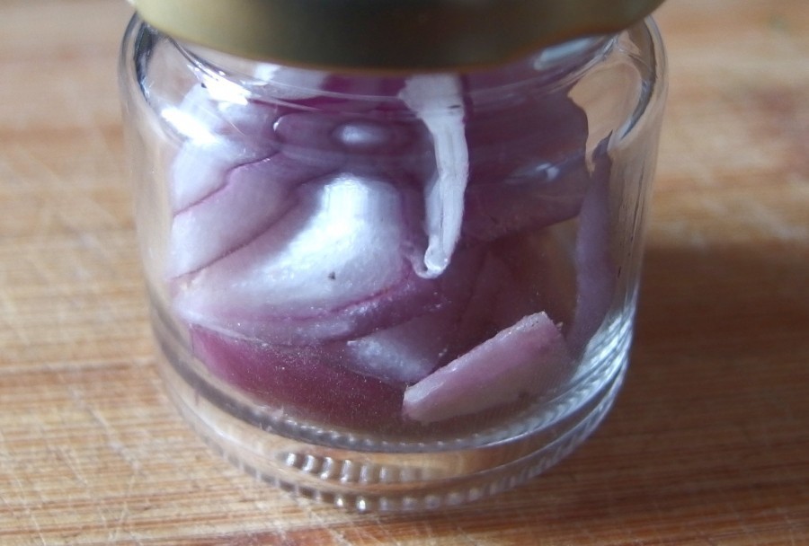 Zwiebelgeruch im Glasgefäß verschwindet, wenn man kurz kaltes Wasser über den Glasrand laufen lässt. 