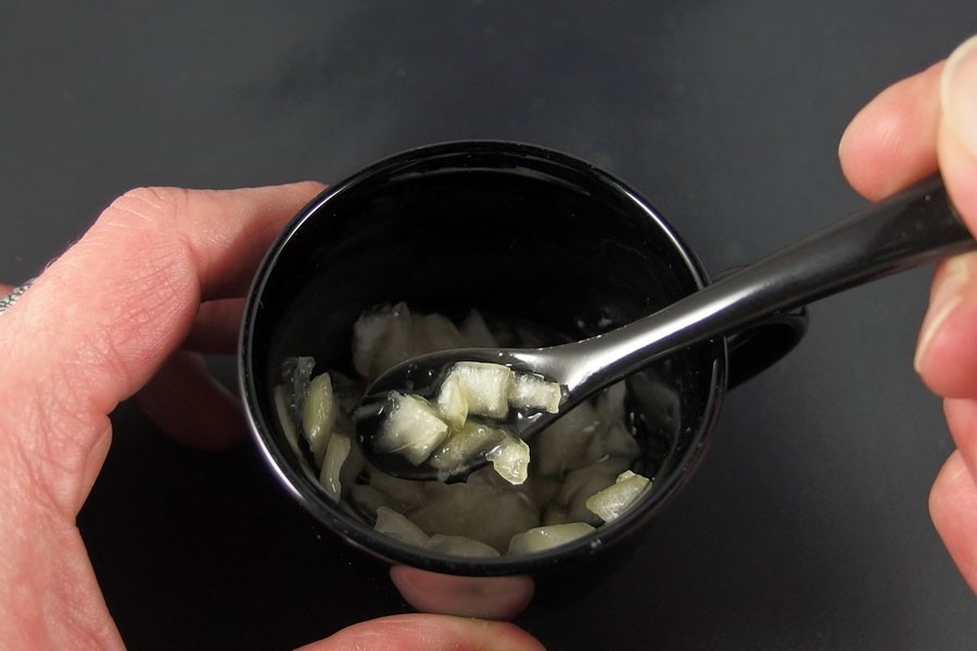 Hustenmittel aus klein geschnittener Zwiebel und Honig selbst machen.