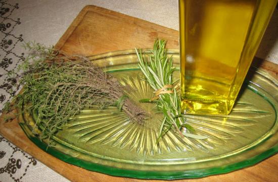 Kräuter und Olivenöl