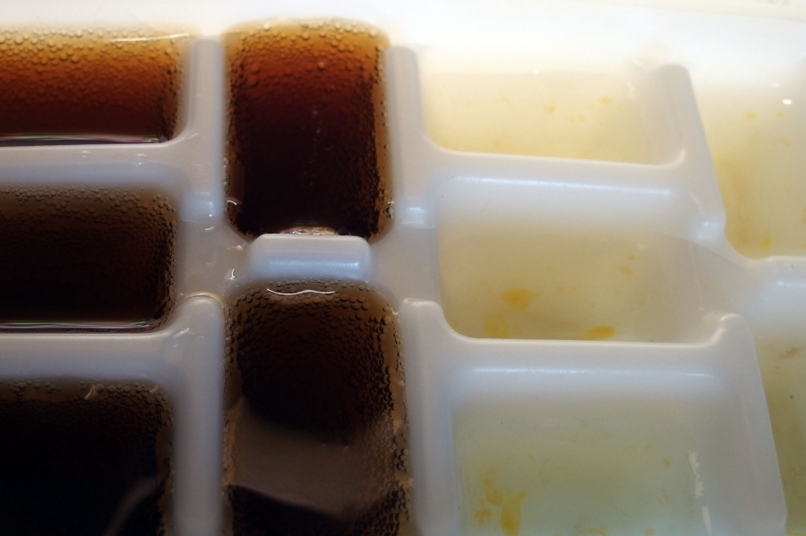 Coole Eiswürfel aus Resten von Erfrischungs-Getränken wie Cola, Fanta, O-Saft, Apfelsaft usw.