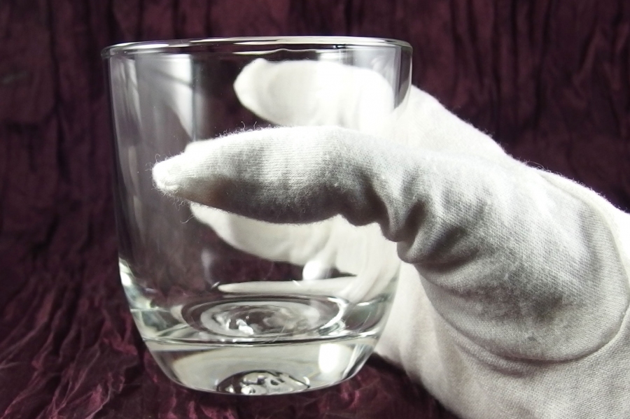 Tischdecken mit Baumwollhandschuhen - Fingerabdrücke auf Geschirr und Gläsern verhindern.
