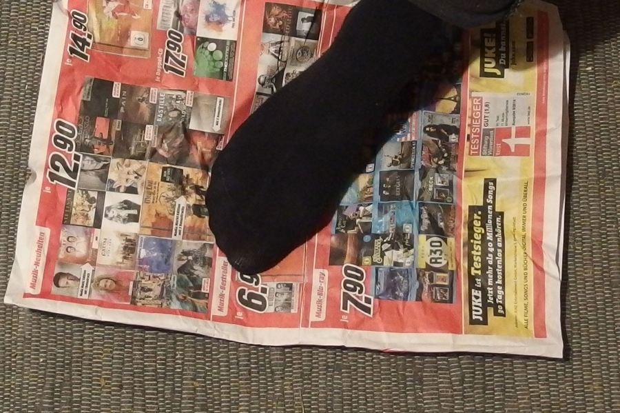 Fix warme Schuhe zaubern mit Zeitungspapier.