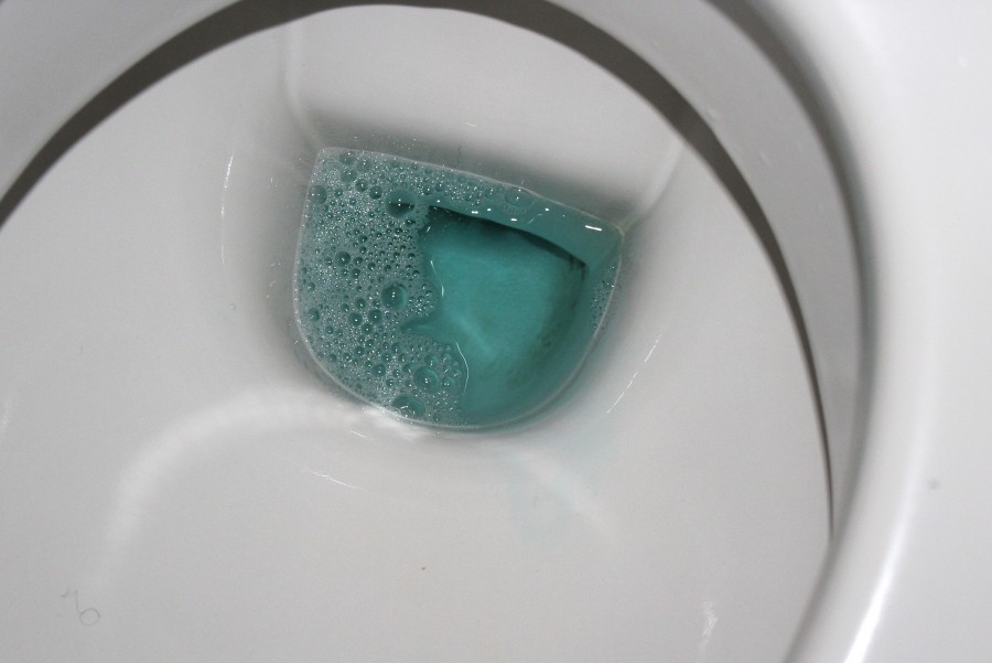Toilette mit Mundspülwasser reinigen: Das Mundspülwasser einfach in die Toilette geben und 1-2 Minuten warten, etwas schrubben und Wasser laufen lassen.