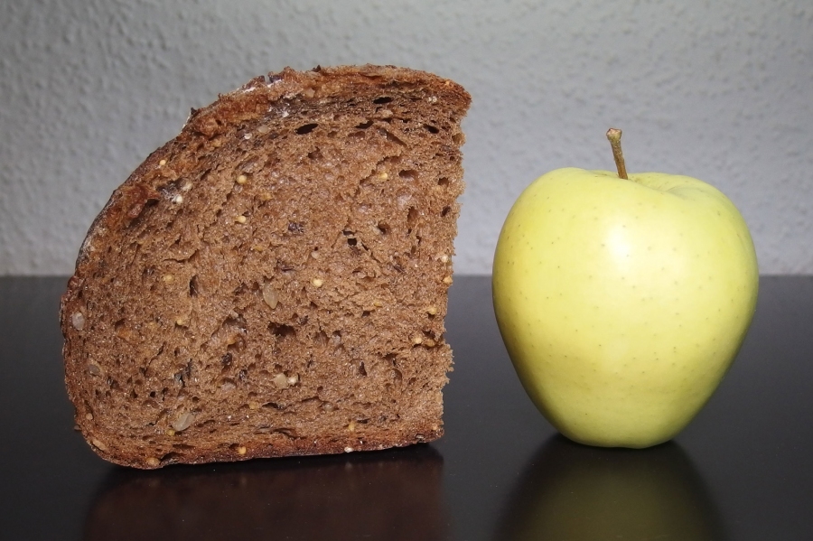Brot in der Dose bleibt länger frisch, wenn man einen Apfel dazu legt.
