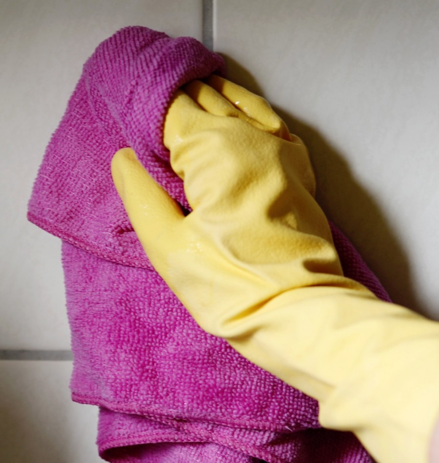 Man kann sich das Fliesen reinigen erleichtern. Putzt man nach einem Wannenbad oder ausgiebigen Duschbad, löst sich durch den entstehenden Wasserdampf der Schmutz auf den Fliesen schon mal und man braucht nur noch mit einem Micorfasertuch drüberzugehen.