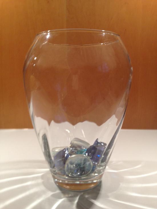 Vasen kippsicher mit Glasmurmeln und Glassteinen 2