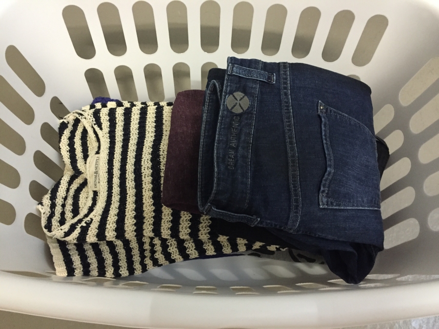 Die Wäsche wird ordentlich in den Korb gelegt, Pullis und T-Shirts unten und dann die Jeans oben drauf.
