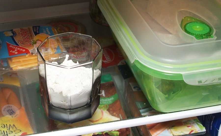 Mehl gegen Gerüche im Kühlschrank: Um langfristig keinen lästigen Gestank im Kühlschrank zu haben, ist es wichtig das Mehl ca. alle 4 Wochen gegen frisches aus zu tauschen. 