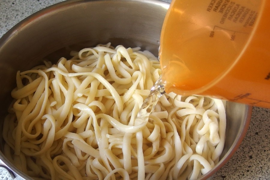 Verklebte Spaghetti mit kochendem Wasser wieder locker bekommen.