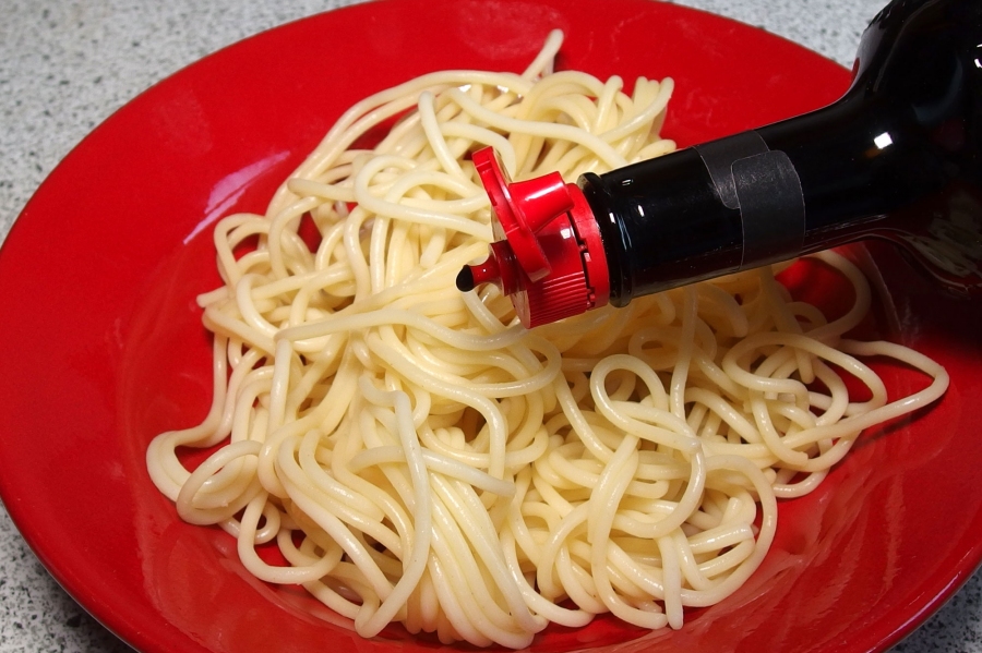 Eine sparsame, kalorienarme und wirklich leckere Alternative sind Spaghetti mit Maggi (Maggi feine Würze). 