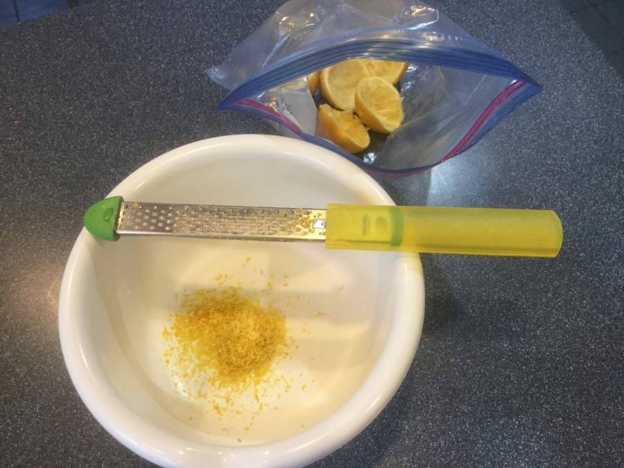 Eingefrorene Zitronenschale reibt sich viel leichter.