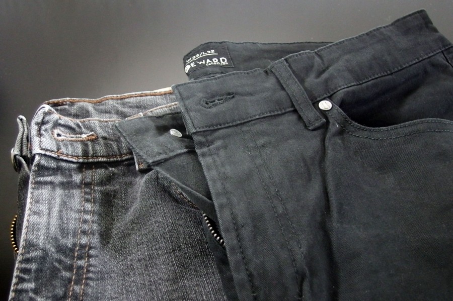 Nachfärben von ausgeblichenen Jeans - Alle vier Jeans haben eine schöne dark blue Färbung bekommen und auch der Jeanscharakter ist erhalten geblieben! Jetzt sind sie wieder bürotauglich!