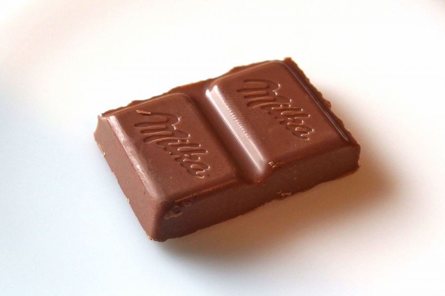 Gegen Halsschmerzen ein Stück Schokolade langsam im Mund zergehen lassen.