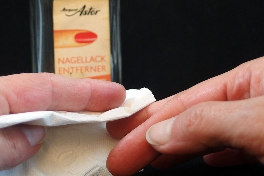 Nikotinflecken auf der Haut mit Nagellackentferner beseitigen.