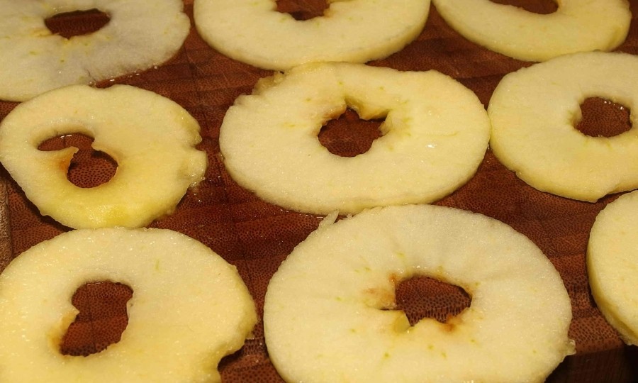 Wir schneiden die Äpfel in ganz dünne Scheiben und bestreichen diese mit Zitronensaft - man kann auch Orangensaft oder Kirschsaft nehmen - ganz nach eigenem Geschmack.