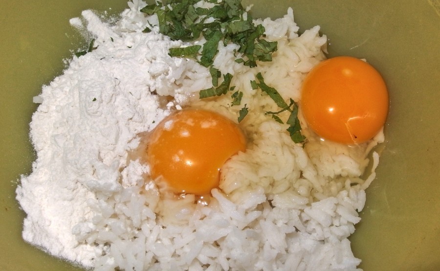 Wunderbare Verwertung von Reisresten: Kleine Pfannkuchen braten und mit einem Dip aus Schmand, Sahne, Kräutern, Salz und Knoblauch servieren. 