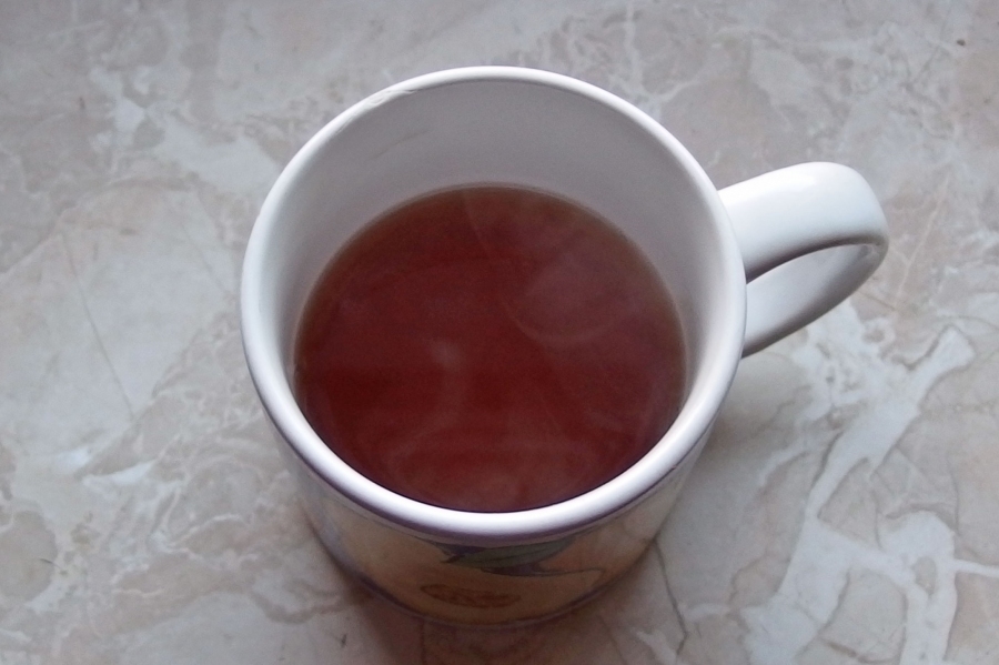 Der Tee ist zu heiß, ihr habt aber unsäglichen Durst und wollt euch nicht die Zunge verbrennen? Dann mischt den Tee mit Apfelsaft. 