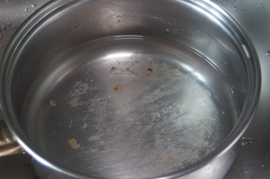 Angebranntes Kochgeschirr? Einfach heißes Wasser und Zitronenesäure in den Topf/Pfanne geben, 1 Stunde stehen lassen und dann nachspülen. Der Topf ist wieder blitzblank!