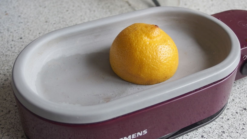 Ausgepresste Zitronenreste, kann man prima zum Entkalken von Wasserkocher / Eierkocher o. Ä. verwenden.