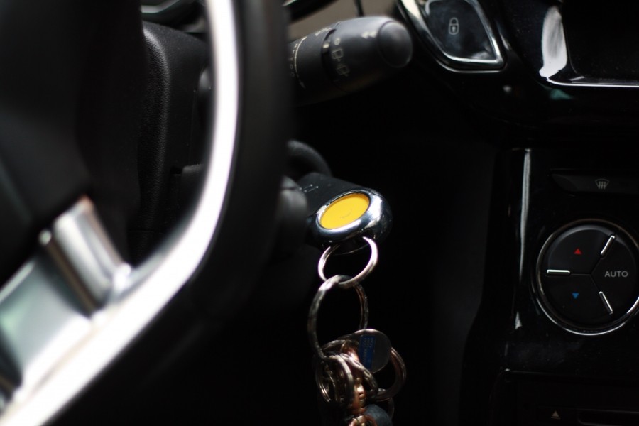Wer noch einen Wagen mit konventionellem Tür-/Zündschloss besitzt, sollte darauf achten, dass der Schlüsselbund nicht zu schwer ist. Auf Dauer kann das dem Zündschloss schaden.
