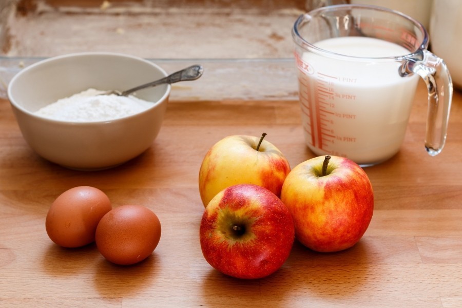 Für den dänischen Apfelkuchen benötigt man Äpfel, Eier, Milch, Mehl sowie etwas Backpulver und Zucker.