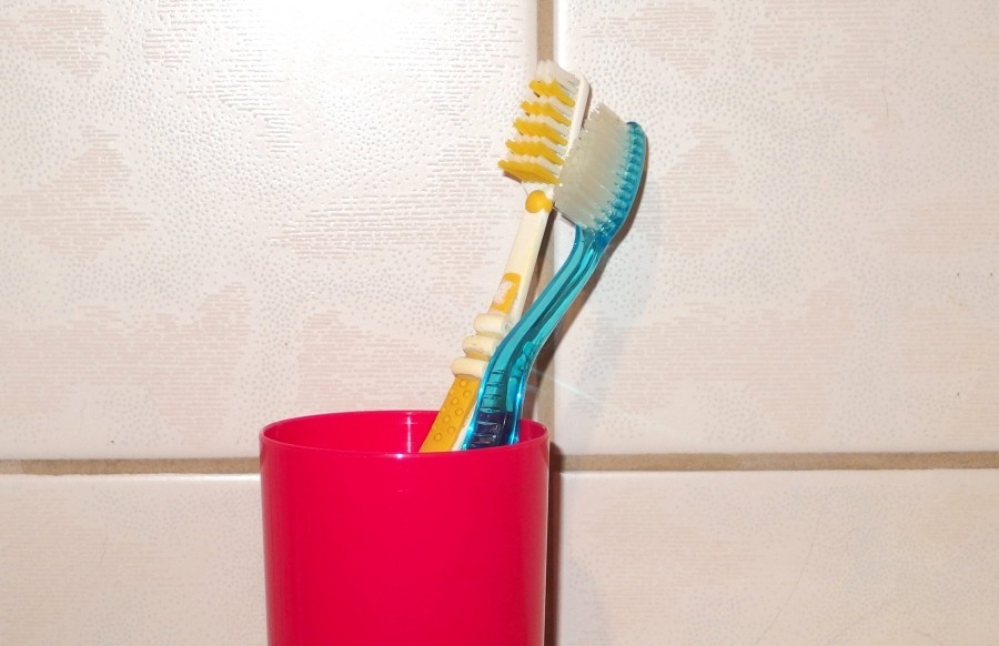 Wenn man die Funktion des Zahnputzbechers wirklich nutzt - die Zähne putzt und dann mit dem Wasser aus dem Becher nachspült - spart man sehr viel Wasser.
