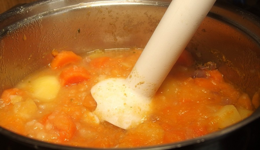 Cremige Karotten-Kartoffelsuppe: In meinen Augen ist das Tolle an dem Rezept, dass man sich nicht sklavisch an die Gewichtsangaben halten muss, selbst bei den Mengenverhältnissen kann man variieren.