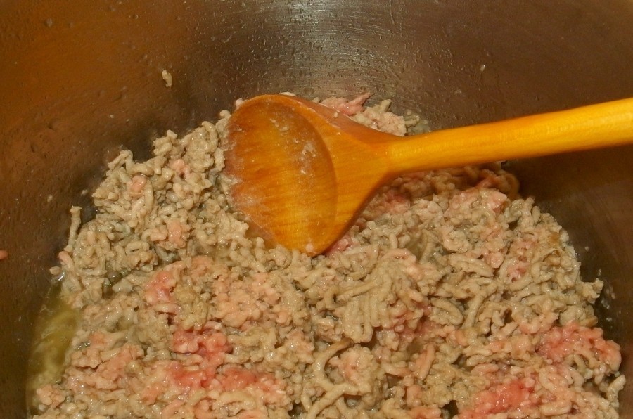 Für den Kartoffel-Hackfleisch-Chinakohl-Eintopf naturell das Hackfleisch (Rind, Schwein oder halb und halb) in einem Schmortopf oder Wok anbraten. 