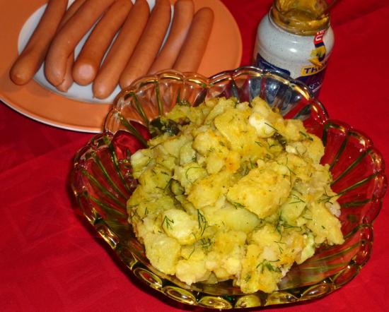 Kartoffelsalat in Dill-Marinade mit Würstchen
