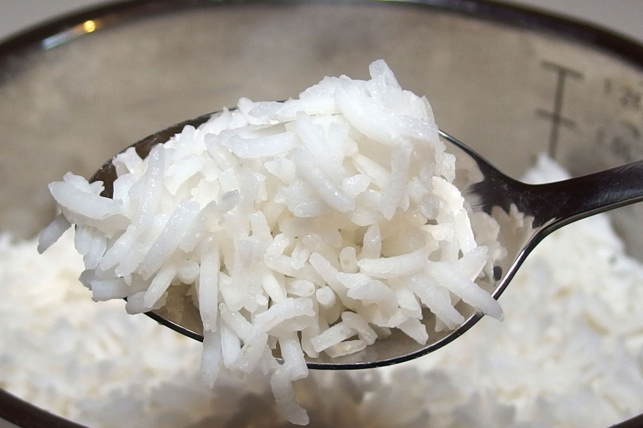 Hilfe gegen Durchfall bei Hunden: 1 Beutel Reis nur halb gar kochen, mit ein wenig (!) Futter vermischen und füttern.