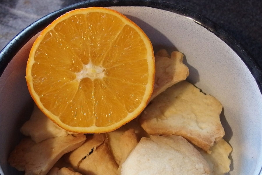 Harte Plätzchen werden wieder weich mithilfe einer halbierten Orange.