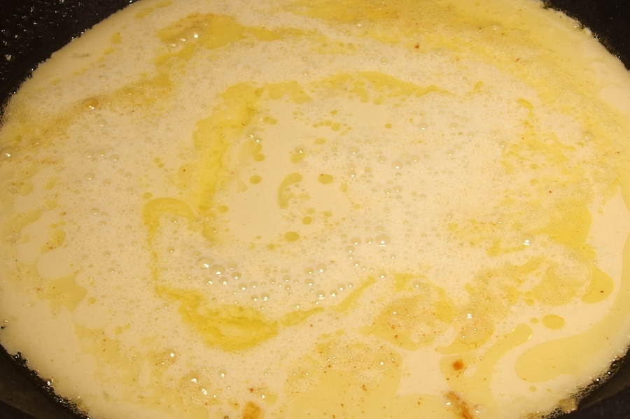 Süße Pfannkuchen aus Milch, Zucker, Mehl, Eier und als extra wird das Eiweiß steif geschlagen.