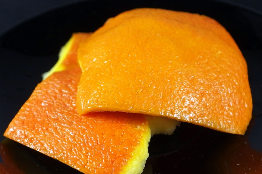 Mit Orangenschalenextrakt kann man Kaugummi entfernen.