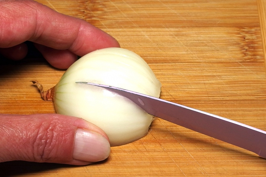 Eine einfache Methode schnell Zwiebeln zu schneiden - Würfel oder Scheiben