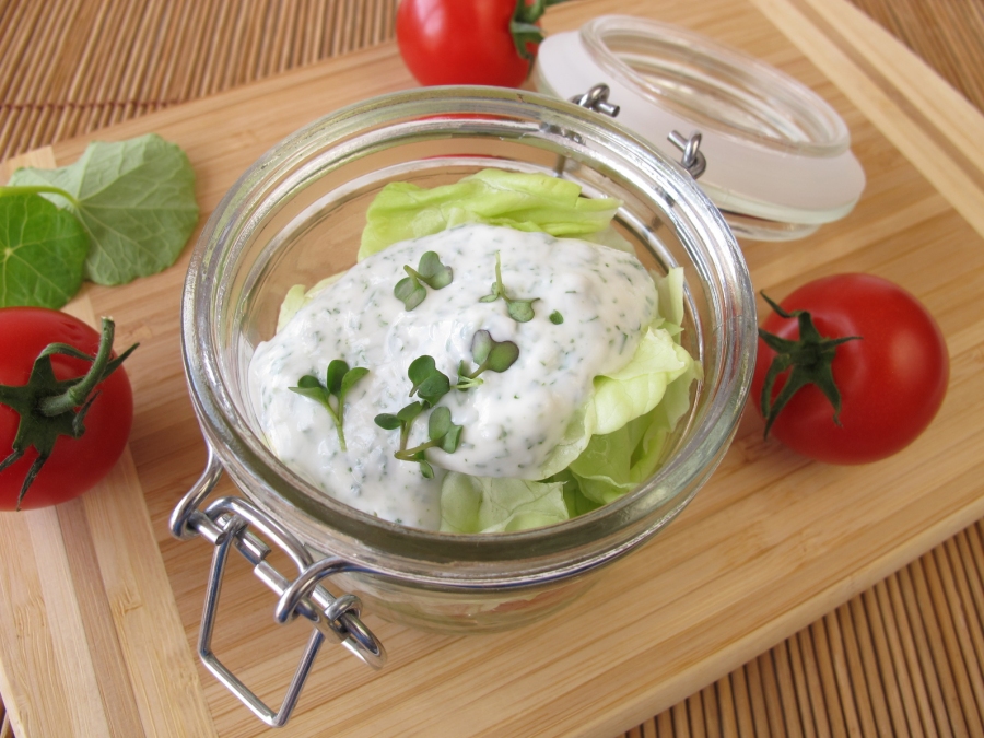 Selbstgemachtes Joghurt-Salat-Dressing passt besonders gut zu Gurken- oder Blattsalat