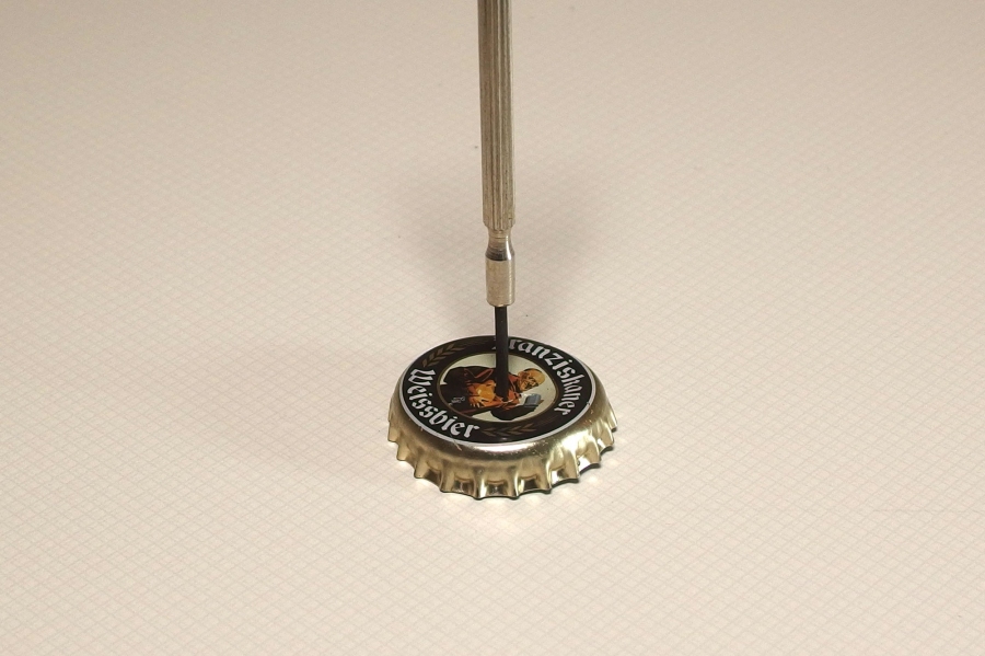Einen Kronkorken kann man gut als Ersatz für einen Magnetseifenhalter verwenden, falls dieser einmal verloren gegangen sein sollte.
