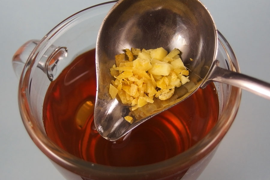 Tee selber verfeinern und aromatisieren: Der Fantasie sind da keine Grenzen gesetzt. Je nachdem was für Früchte oder Aromen man mag.