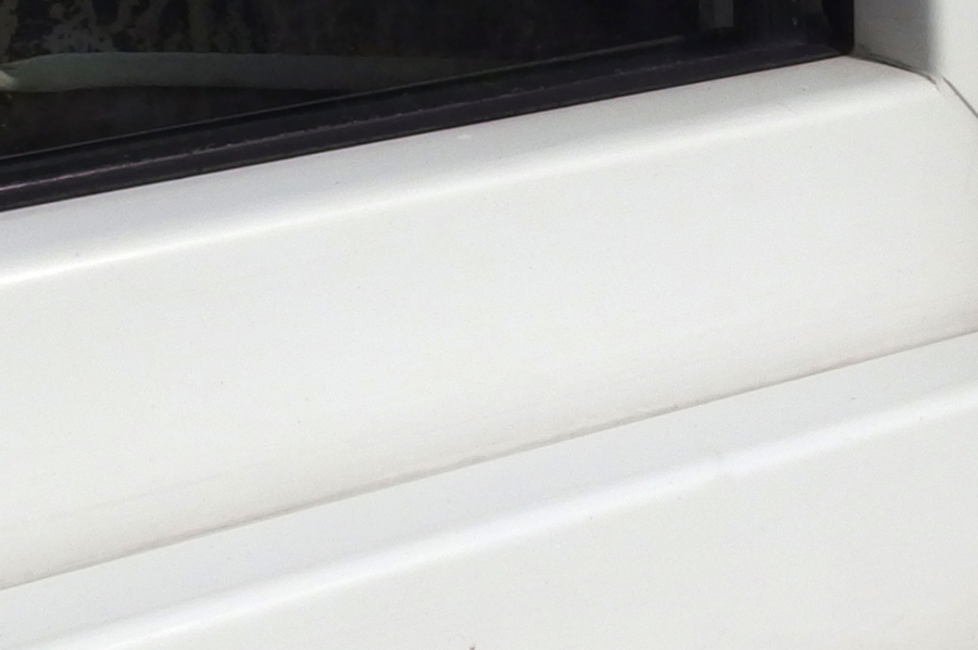 Weiße Fensterrahmen aus Kunststoff kann man mit Glaskeramikfeldreiniger reinigen.